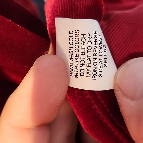 Beautiful red velvet women's top by Notations size small with waist tie - Picture 8 of 8
